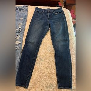Women’s signature levi’s. They are dark wash and very comfy jeans.